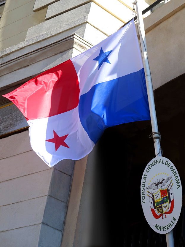 La bandera de Panamá en el Puerto Viejo de Marsella